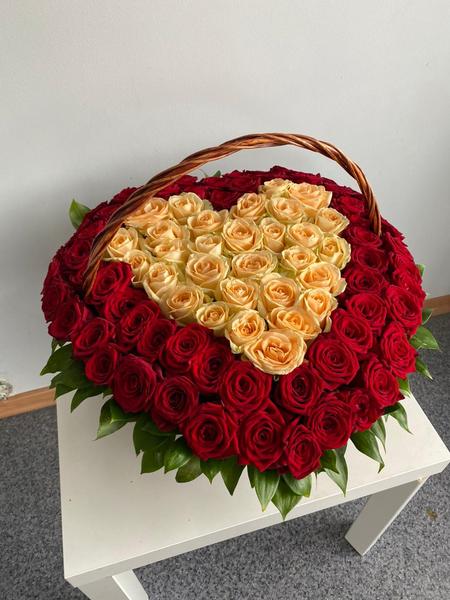Корзина из 101 кремовой и красной розы в форме сердца
